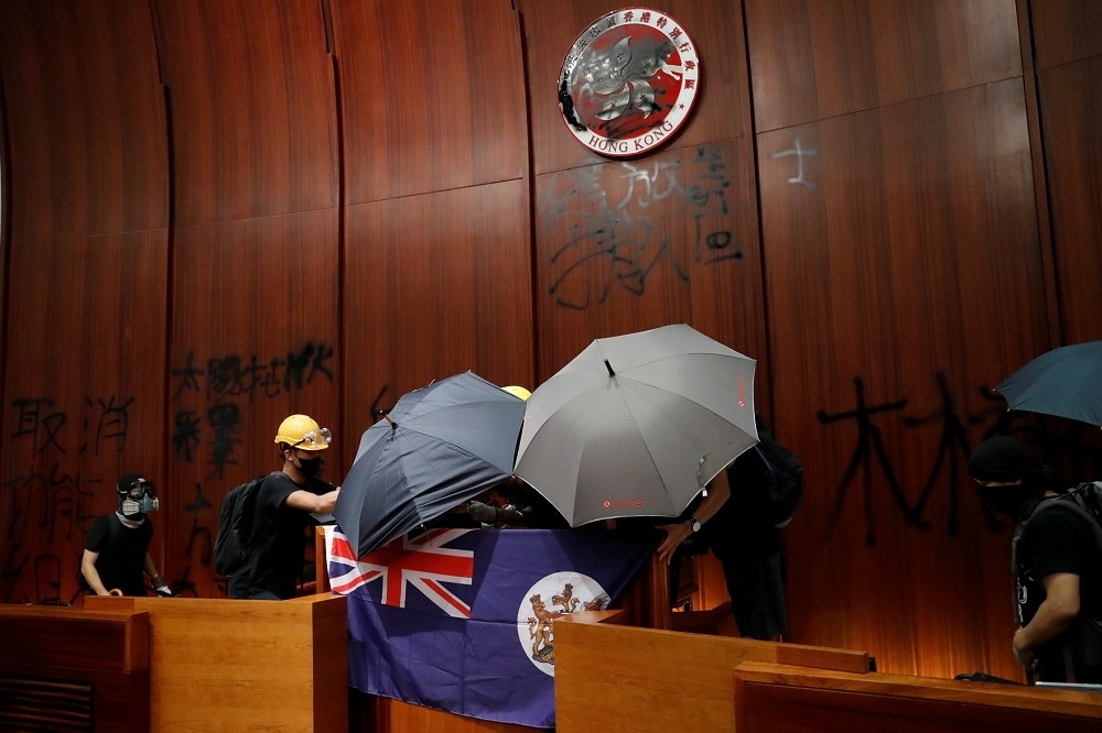 7月1日示威者衝入立法會，特首林鄭月娥曾公開宣稱要追究到底。（湯森路透）