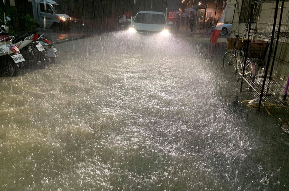高雄市19日下午發布豪雨特報，而部分地區也出現淹水情形。（圖片取自高雄點）