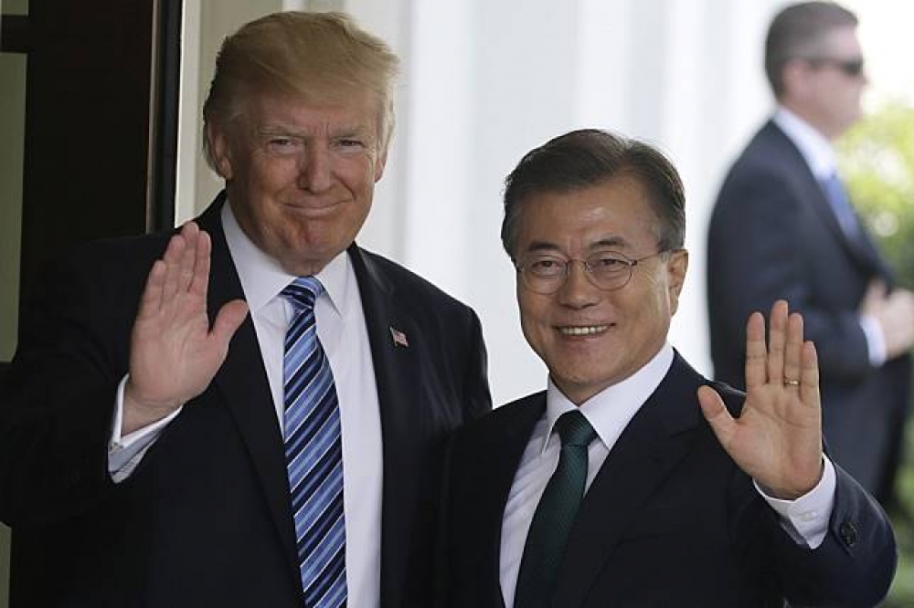 美國總統川普（左）與南韓總統文在寅。（湯森路透）