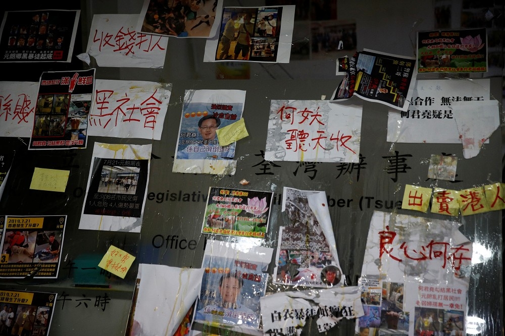 香港元朗21日深夜發生白衣人無差別攻擊，涉案人士包括黑道幫派。（湯森路透）