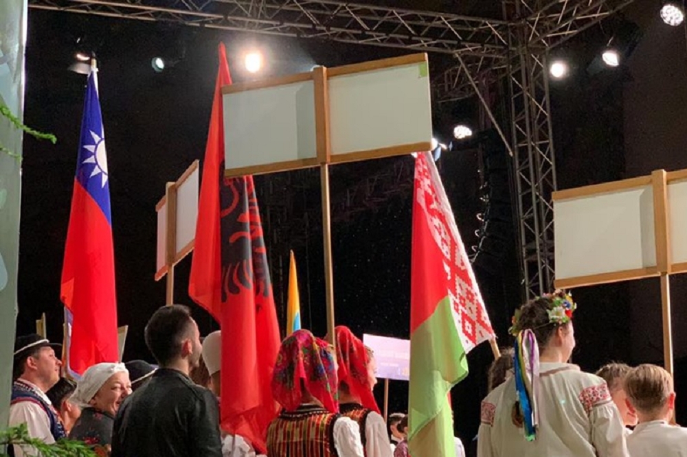 蘭嶼椰油國小「小飛魚展演隊」21日遠赴波蘭演出宣揚達悟文化，然而，在開幕典禮進場時，卻被大會送上「五星旗」，讓全場師生傻眼。（圖片取自小飛魚展演隊臉書）