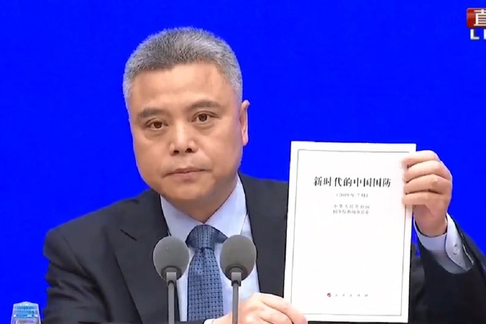 中國國務院新聞辦公室發言人胡凱紅24日展示《新時代的中國國防》。（取自影片）