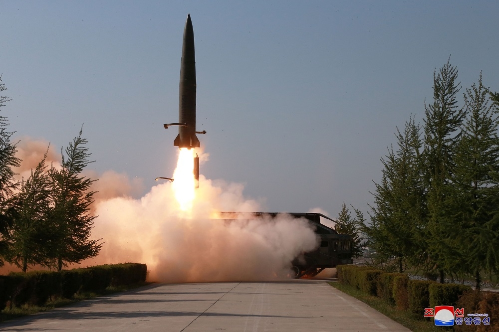 北韓25日清晨再度發射2枚不明飛行器。圖為5月北韓軍演發射飛彈畫面。（湯森路透）