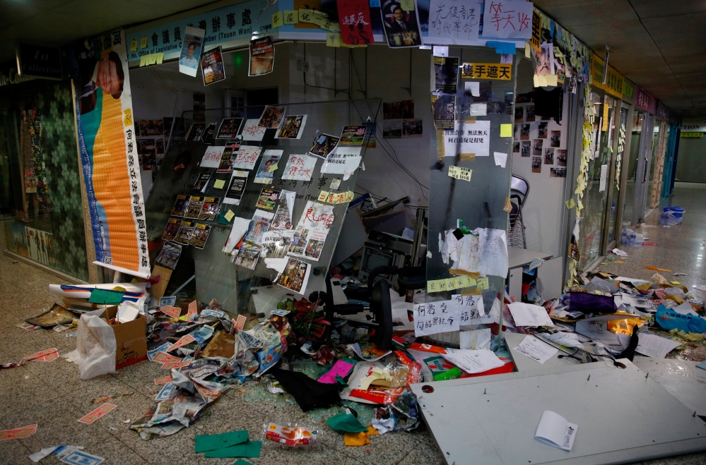 香港元朗地鐵21日爆發嚴重暴力事件，再度讓反送中運動與親中派之間的分歧擴大。（湯森路透）