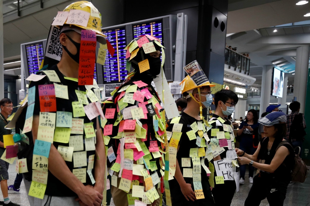 上萬名民眾在香港機場貼文和支持抗議。（湯森路透）
