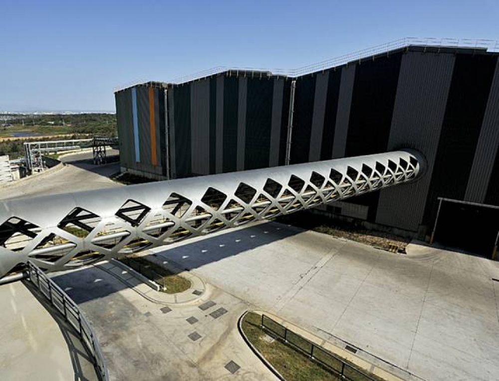 台灣知名建築師張哲夫在2012年設計的作品，位於桃園市觀音區的「東和鋼鐵行政中心空橋」。（翻攝自WorldBuild365網站）
