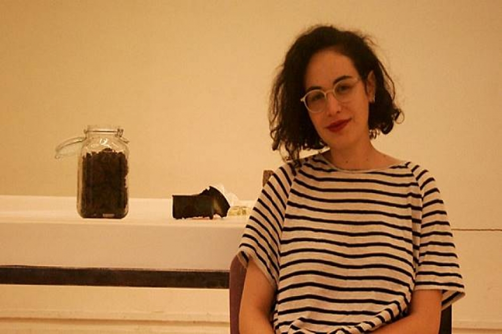 以色列學生拜德絲偷拿博物館物品，擺進自己的畢業展覽。（翻攝自《Ynetnews》）