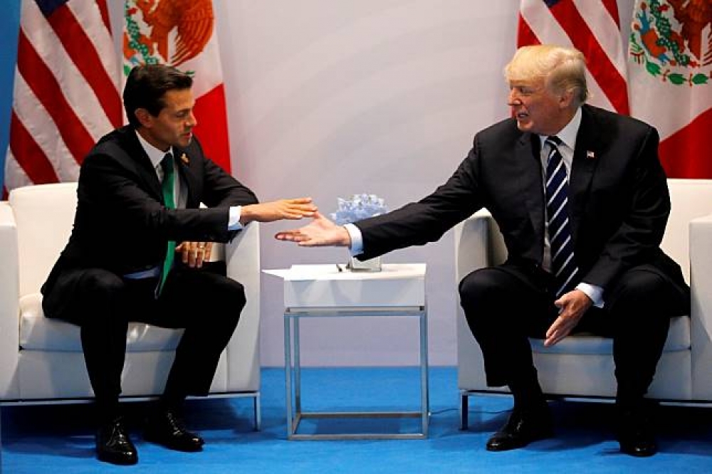 美國總統川普和墨西哥總統潘尼亞尼托（Enrique Peña Nieto）在德國漢堡G20峰會上見面。（湯森路透）