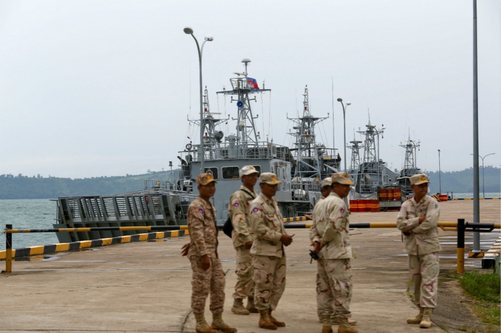 柬埔寨軍隊與艦艇駐紮在南部的雲壤海軍基地內。（湯森路透）