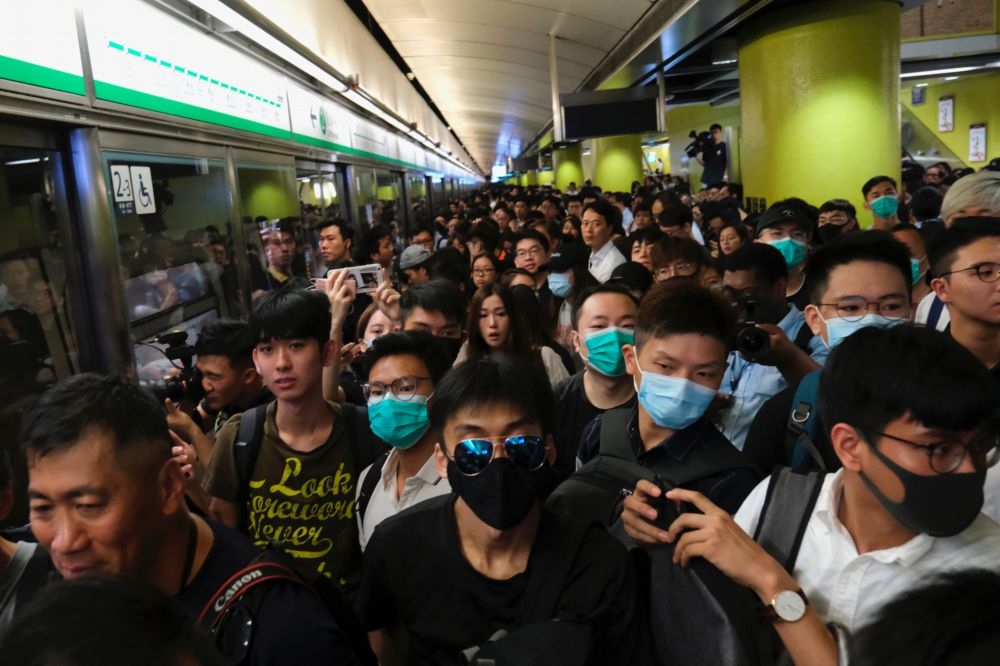 香港地鐵30日上午遭不合作運動癱瘓達4小時。（湯森路透）