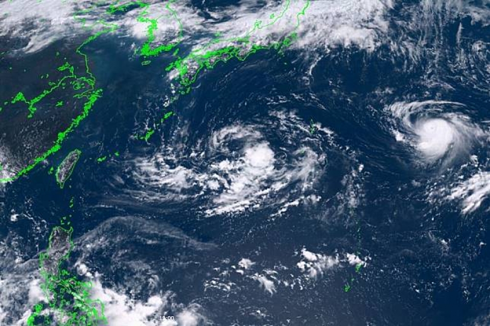颱風接連生成，中央氣象局表示，南海的熱低壓24日有可能發展為第8號颱風桑卡，另外第9號颱風尼莎本周也可能生成，且有可能在本周五（28日）直接影響台灣。（翻攝自向日葵8號衛星）
