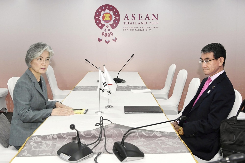 南韓外長康京和（左）與日本外相河野太郎1日在曼谷東協外長會議期間進行協商。（湯森路透）