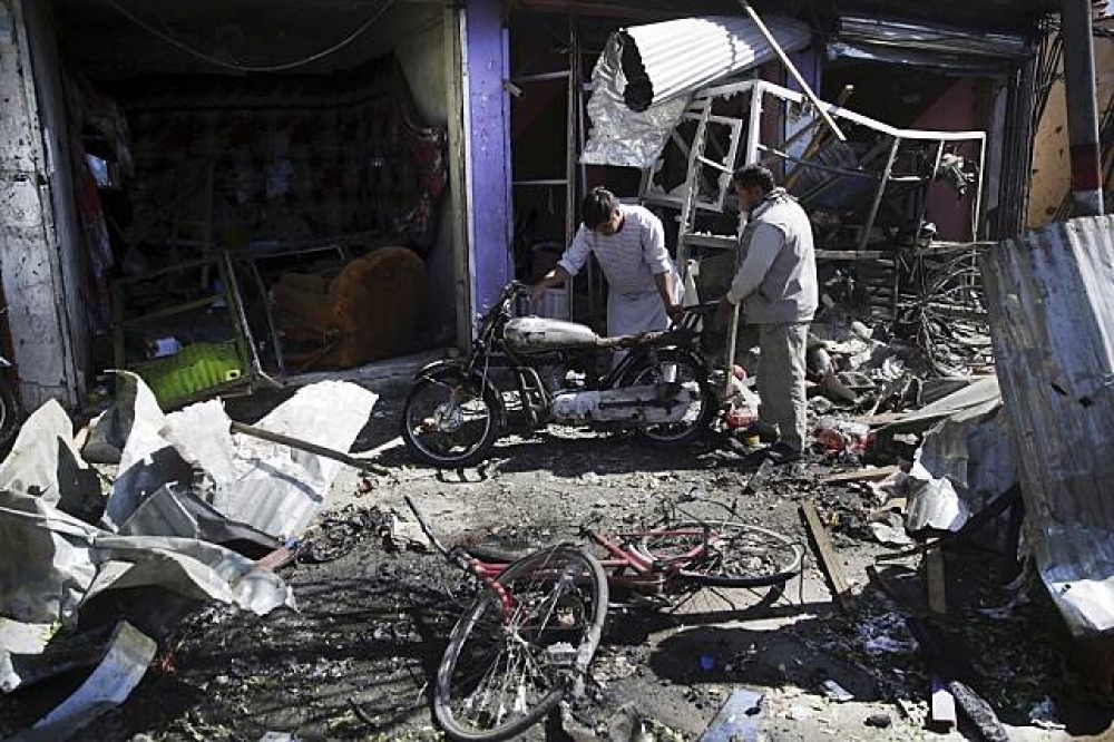 阿富汗首都喀布爾24日自殺攻擊現場。（美聯社）
