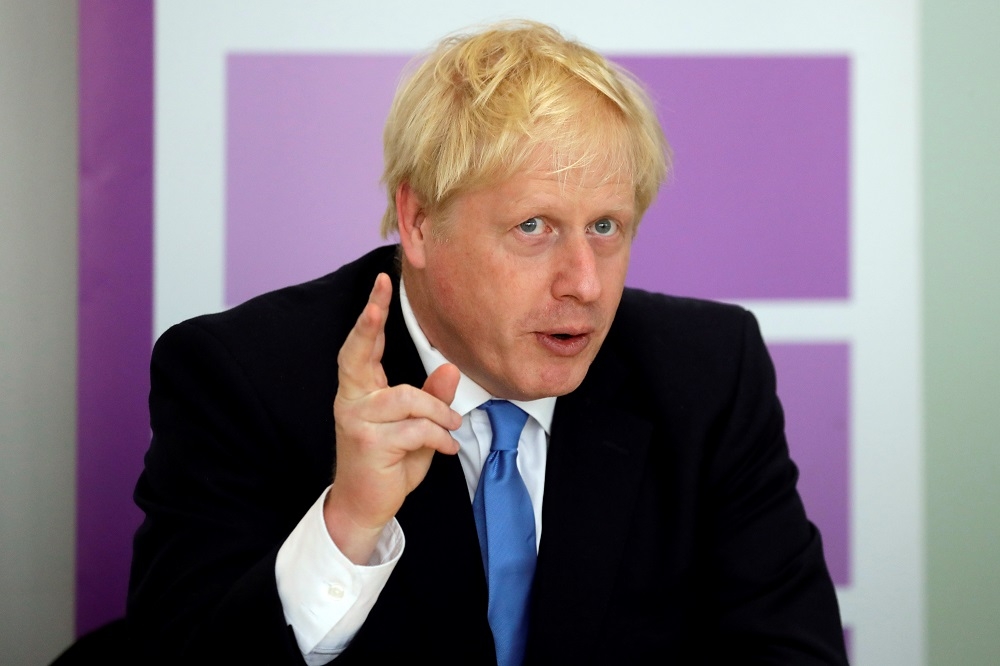 英國首相強森，面對反對陣營恐發動不信案倒閣的可能，仍堅定稱將於10月31日實現脫歐。（湯森路透）