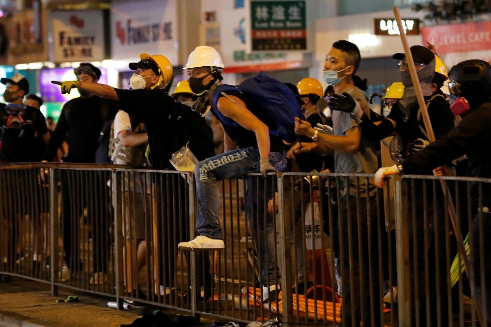 5日出現的多區的警民衝突，隨凌晨示威者散去而暫時平息。(湯森路透)