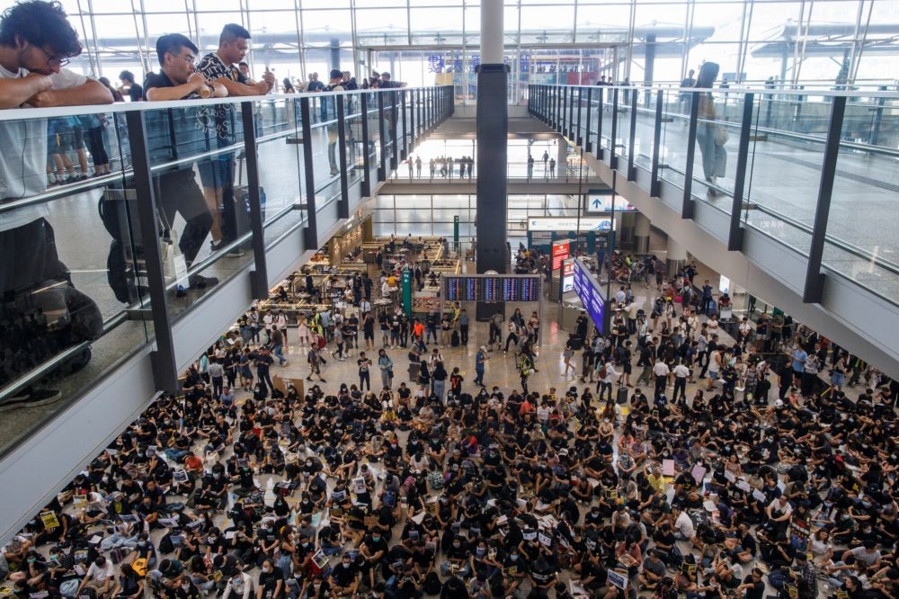 香港機場入境大廳9日開始「萬人接機」示威活動，為期3天。（湯森路透）
