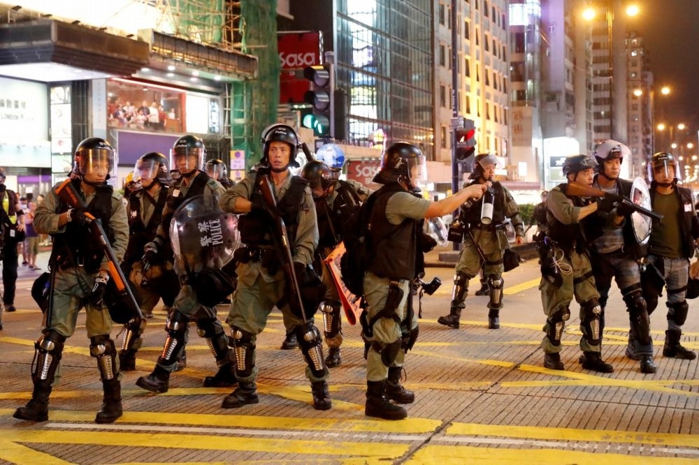 11日晚間，於尖沙咀維序的香港警察。（湯森路透）
