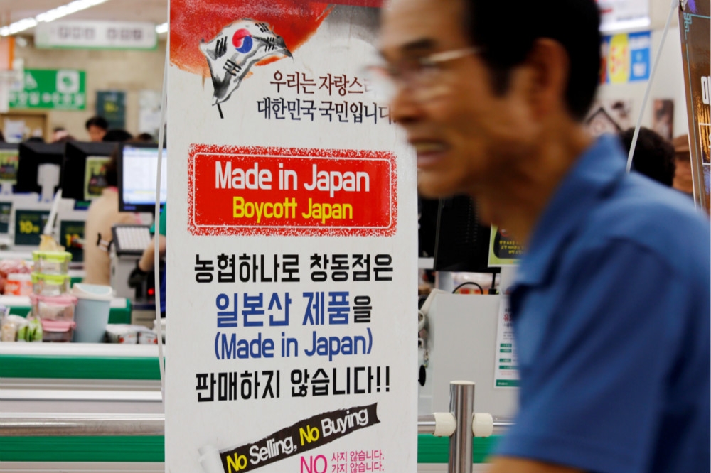 南韓國內陷入民族情緒，超市擺出「抵制日本製造產品」，呼籲拒絕購買和銷售的告示牌。（湯森路透）
