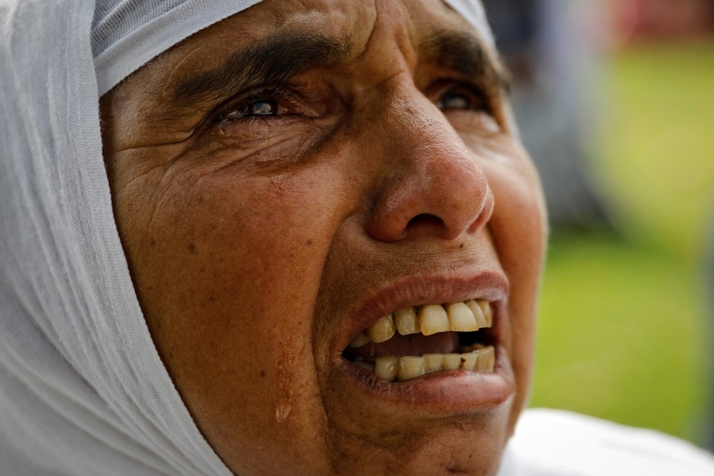 一名喀什米爾穆斯林婦女，在宰牲節禮拜後潸然淚下。（湯森路透）