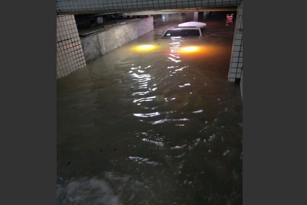 有網友在爆料公社po出13日大同路二段地下室淹水慘況，轎車慘遭滅頂。（圖片取自爆料公社）