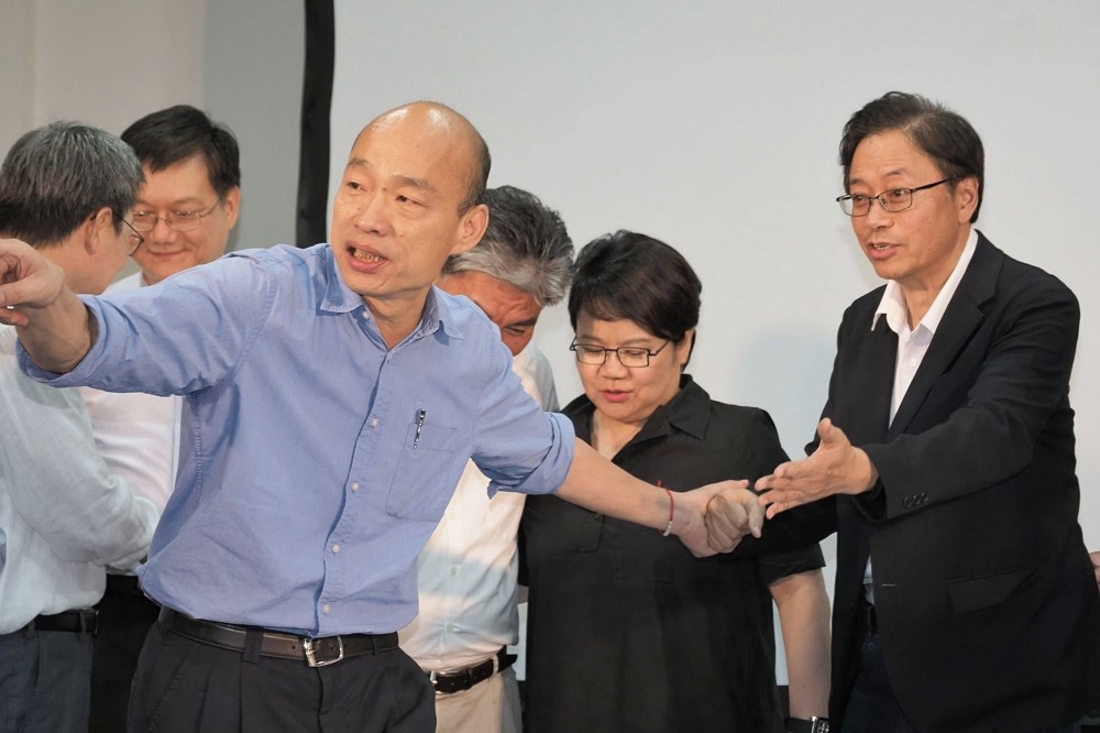 17日高雄市長韓國瑜（前排左）在台北宣示「國政顧問團」成軍，右為總召張善政。（攝影：張家銘）