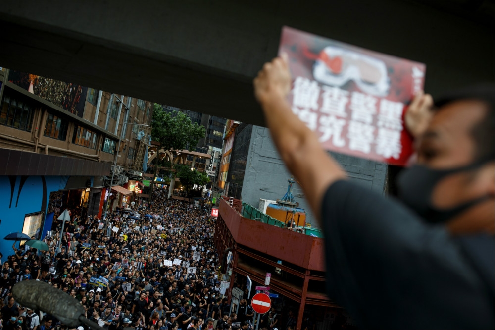 香港下午突然下起大雨，群眾仍擠滿銅鑼灣軒尼詩道。（湯森路透）