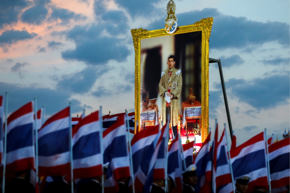 大批泰國民眾聚集廣場慶祝國王67歲壽誕。（湯森路透）