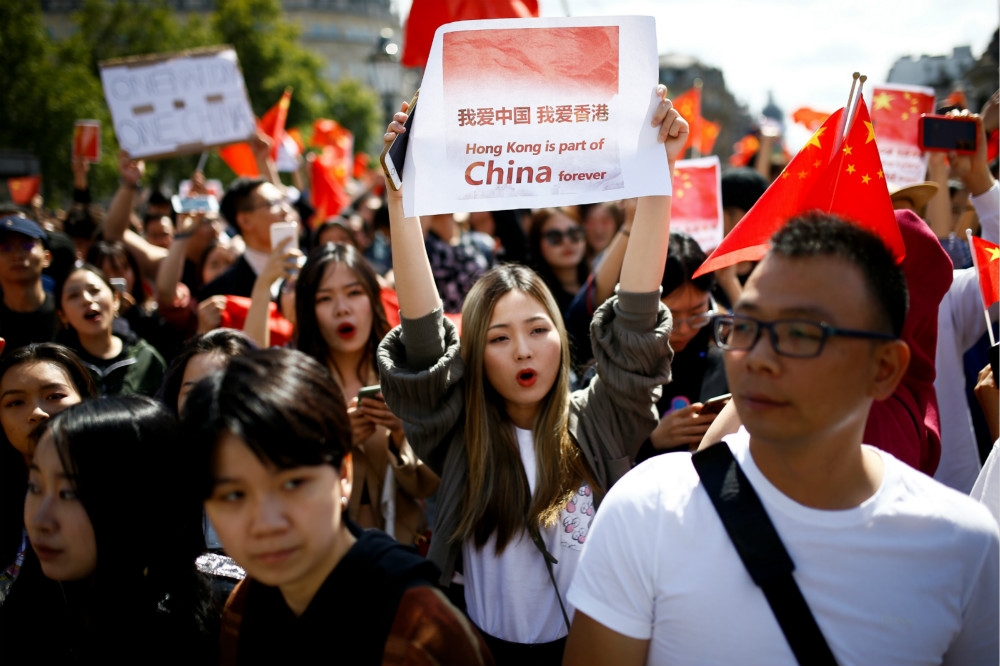 大批中國留學生在倫敦上街示威，反對香港的抗爭活動。（湯森路透）