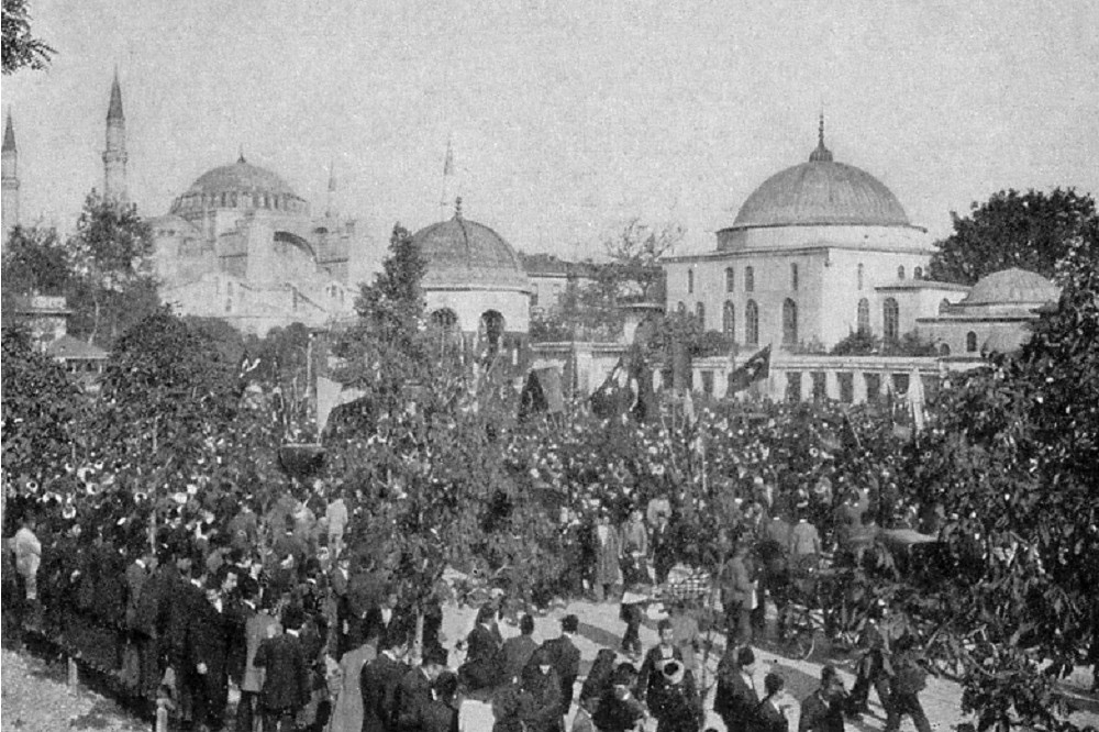 1908年伊斯坦堡的示威民眾。（維基百科）