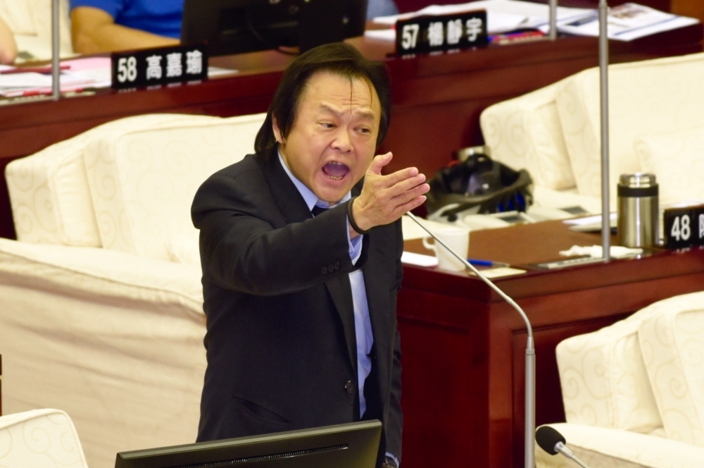 民進黨中執會21日將通過台北市部分艱困選區立委徵召名單，王世堅則自爆曾被徵詢，但高層以「柯黑」為由打槍他。（攝影：張哲偉）