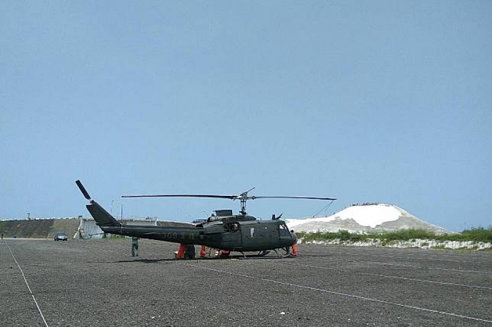 航空特戰指揮部27日表示，UH-1H直升機上午執行例行訓練任務期間，機組員發現滑油壓力警示燈亮，預警性落地，上午9時45分直升機順利降落於台南七股鹽山停車場，人機均安。（陸軍司令部提供）