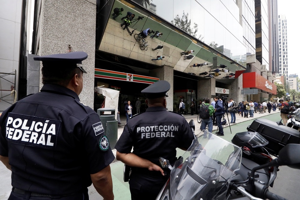 墨西哥警察正在密切關注一名搶匪的行動。（湯森路透）