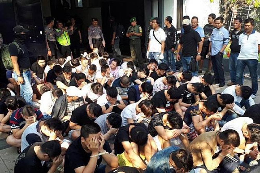 印尼29日大規模在當地逮捕電信詐騙犯，據傳有10名台灣人遭捕，外交部30日證實此消息。（翻攝自detik news）