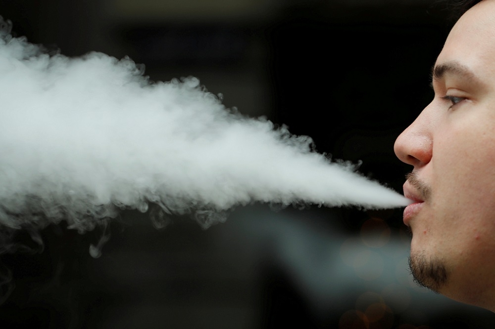 電子菸長期主打是對身體危害較小的香菸替代品，但卻可能含有其他傷肺物質。（湯森路透）