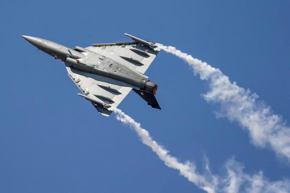 參加蘭卡威航展、進行空中表演的印度「光輝戰機」（左下）。（圖片取自印度空軍）