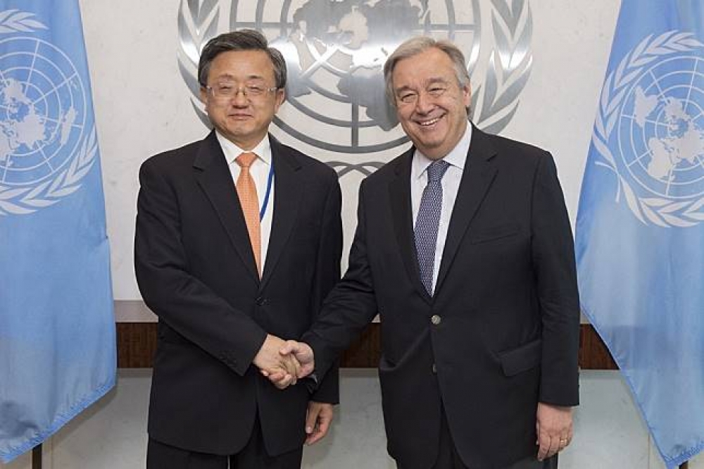 今年6月，聯合國祕書長古特雷斯（右），接見時為中國外交部副部長的劉振民（左），並任命他為新任聯合國副祕書長。（取自www.un.org）