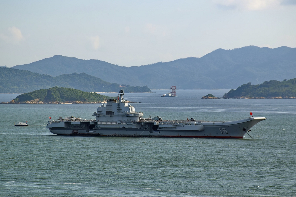 網傳遼寧艦6月間北返三亞，26日在推特上出現由越南漁船近距離拍攝，正要返回海南島三亞的榆林軍港的遼寧艦的影片。（取自維基百科）