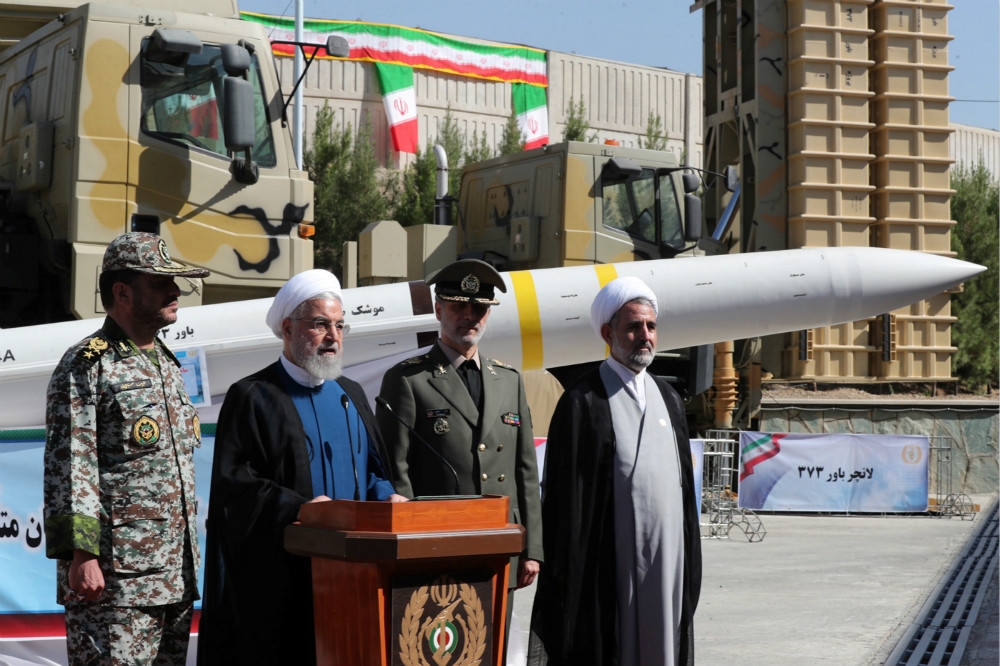 伊朗總統魯哈尼（左二）出席自製防空飛彈揭幕儀式。（湯森路透）