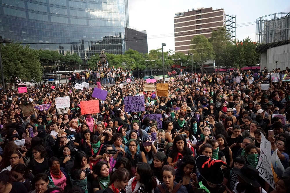 墨西哥女權團體發起「閃耀革命」，呼籲終結性別暴力。（湯森路透）