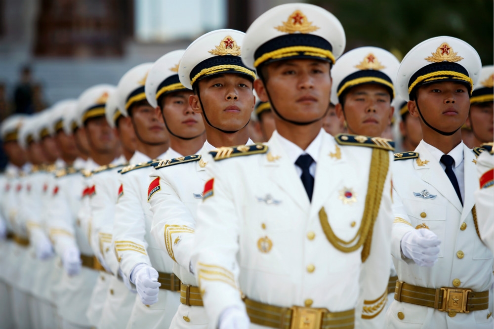 北京天安門廣場的解放軍儀隊正進行演練。（湯森路透）
