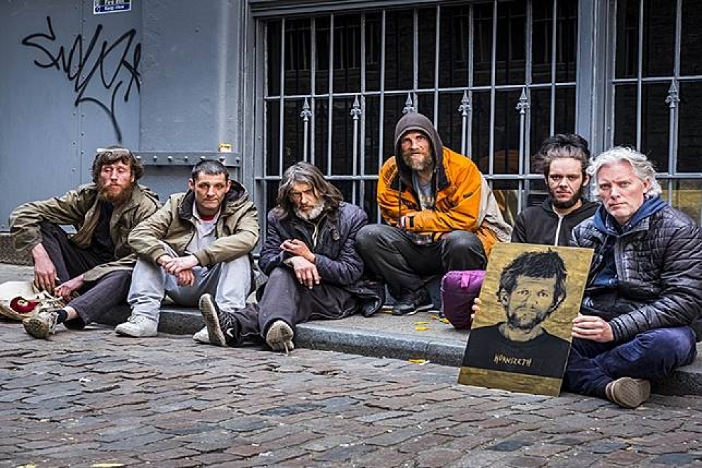 藝術家霍恩斯萊特（Danish Kristian von Hornsleth）(右一)與參與計畫的遊民。photo: hornslethhomelesstracker.© 2017 Hornsleth Homeless Tracker.
