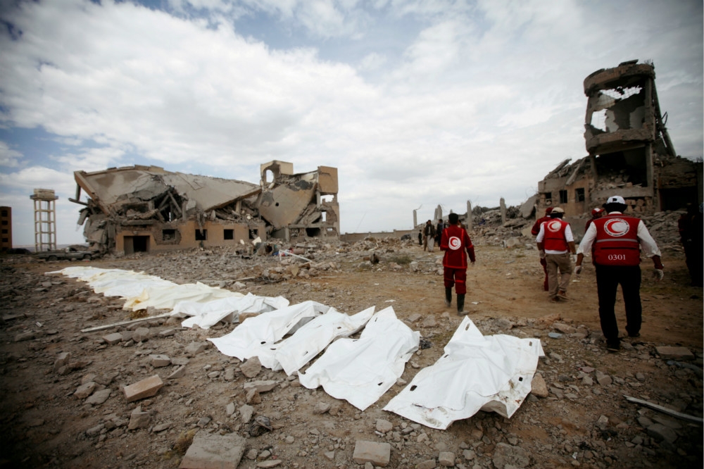 紅新月會在葉門扎馬爾省地區斷垣殘壁內，找到許多不幸因空襲罹難的平民。（湯森路透）