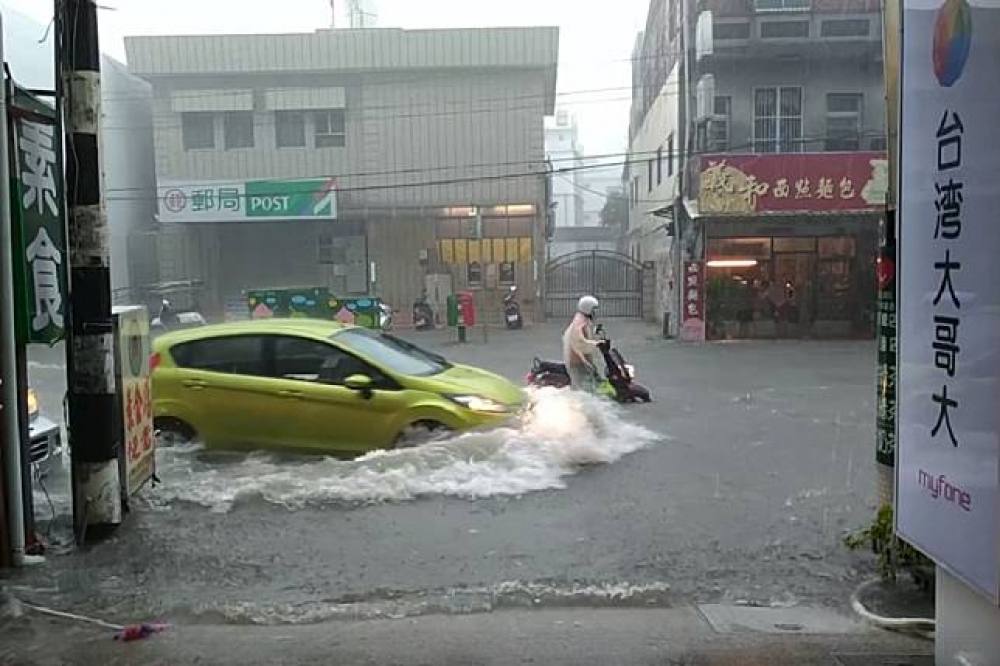 尼莎颱風還沒正式登陸就在屏東降下豪雨，下午屏東陸續傳出淹水災情，林邊鄉積水嚴重。（翻攝自屏東小鎮資訊網站）