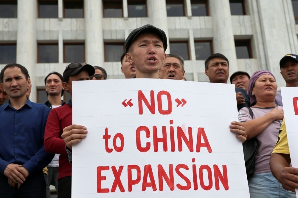 哈薩克示威者4日上街要求禁止中國前往設廠。（湯森路透）