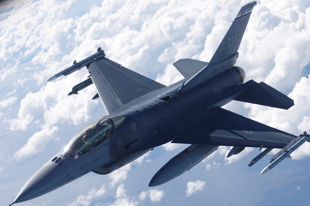 美國批准出售台灣F-16戰機，是一筆八十億美元的大訂單。（湯森路透）
