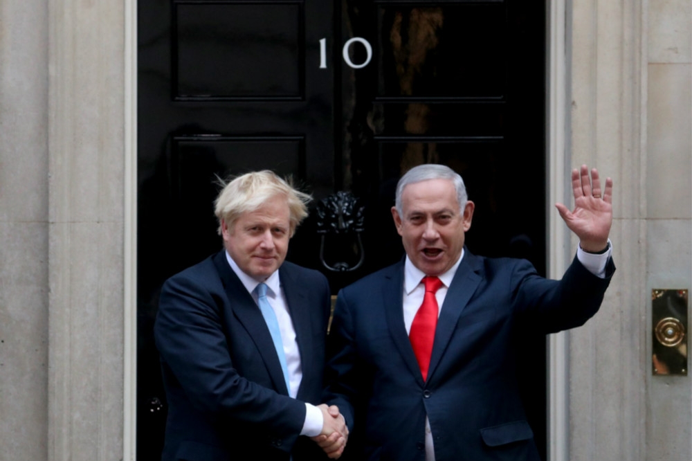 以色列現任總理兼國防部長納坦雅胡（右）與英國首相強森（左）。（湯森路透）