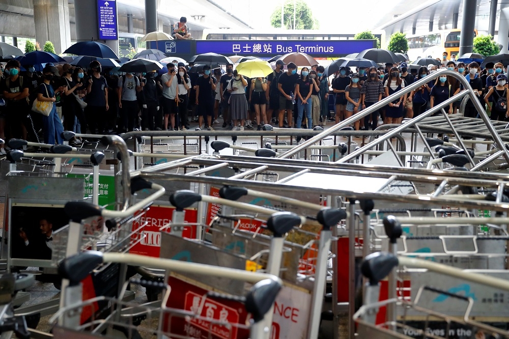 香港反送中示威人士號召7日再度癱瘓機場交通。（湯森路透）
