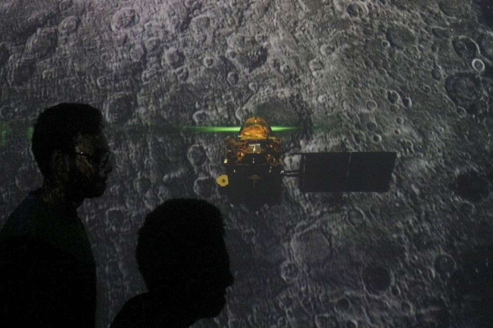 7日印度孟買的一所教育機構現場直播「月船二號」探測器的登月著陸。（湯森路透）