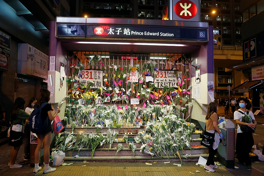 香港市民在太子站外獻花「悼念」831事件。（湯森路透）
