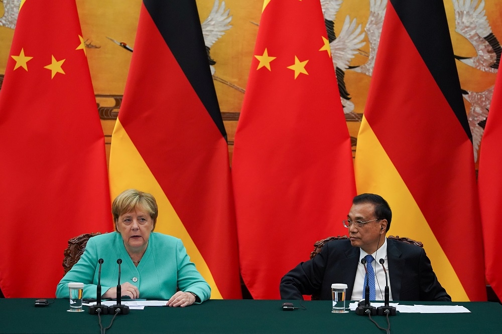 德國總理梅克爾6日展開為期2日的中國訪問之行，她當面向中國總理李克強表示，應賦予香港公民權利與自由。（湯森路透）